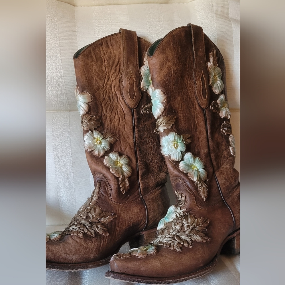 Spring Corral boots.  100% leather. 7M GORGEOUS brown/white/turq flowers.